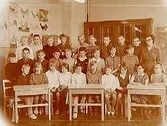 Olaus Petri gamla skola, klassrumsinteriör, klass 4A, sal 26.
28 skolbarn och lärarinna fru Margareta Hjalmarsson.