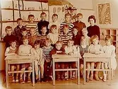 Vasaskolan, klassrumsinteriör, klass 3A, sal 5.23 skolbarn och lärarinna fröken Astrid Lindlöf.