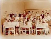 Gamla Olaus Petriskolan, klassrumsinteriör, klass 4D, sal 35.
31 skolbarn och lärarinna fröken Barbro Sahlin.