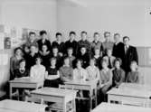 Olaus Petriskolan, klassrumsinteriör, 25 skolbarn med lärare Gunnar Norlin.
Klass 7Ab, sal 9.