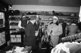 Underhållning i samband med Kållereds lucias kröning i Kållereds centrum, år 1983. Kållereds spelmanslag i en av butikerna i centrum.

För mer information om bilden se under tilläggsinformation.