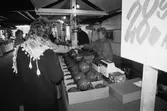 Försäljning av ost utanför i IKEA i Kållered, år 1983. 