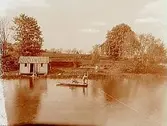 Bilder från Kvismarekanal, liten båt med två personer i.
Konsulent H. Flodkvist
(Plåtarna tagna av fotograf Larsson, Odensbacken.)