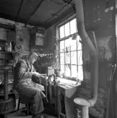 Hallgrens kopparslageri, interiör, en man.
Augusti 1964.