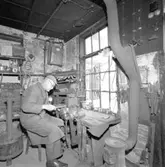 Hallgrens kopparslageri, interiör, en man.
Augusti 1964.