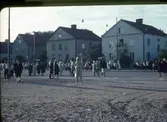 Folkdans och spelmansstämma i Örebro 16-19 juli 1965 i samband med Örebros 700 årsjubileum.
Parad med alla deltagare på väg till  Eyravallen.