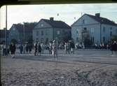 Folkdans och spelmansstämma i Örebro 16-19 juli 1965 i samband med Örebros 700 årsjubileum.
Parad med alla deltagare på väg till  Eyravallen.