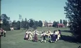 Folkdans och spelmansstämma i Örebro 16-19 juli 1965 i samband med Örebros 700 årsjubileum.
Örebro Folkdansgille har dansuppvisning på Rostahemmet.