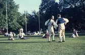 Folkdans och spelmansstämma i Örebro 16-19 juli 1965 i samband med Örebros 700 årsjubileum.
Dansare från Karlskoga dansar Oxdansen i Stadsparken.