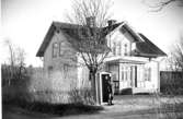 Åbytorp, Kumla, 1941. Villa som användes som bataljonsexpedition. Huset finns kvar än idag. Det är första huset västerut på vänster hand efter kapellet, längs huvudgatan som går mot Hardemo och vidare.