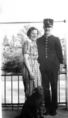 Valborg Johansson med blivande make Lars Anderås 1937. Han var inkallad till I3 och utbildades till sjukvårdare i Ekjö. Här är han klädd i uniform m/ä. Bilden är tagen på verandan till Viktoriagatan 11 i Örebro, Vlborgs föräldrahem.