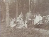 14/8 1929. Kaffedrickande sällskap utomhus