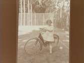 2/8 1926. Flicka med cykel