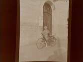 31/3 1927. Flicka vid cykel