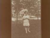 4/8 1926. Flicka med parasoll
