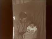 En kvinna och en baby.Anna Gustavsson (född Thermaenius) med dottern Anna-Greta (född 1909, död 2004).