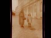 En kvinna och en flicka.
Gerda Thermaenius med dottern Barbro på väg till hennes första skoldag.
I bakgrunden 