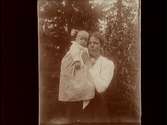 En kvinna och en liten pojke.
Gerda Thermaenius med sonen Sven.