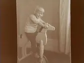 En liten pojke på leksakshäst.
Lennart Gustavsson (efter 1928 Gavenius)