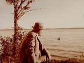 En man vid en sjö.
Alfred Thermaenius