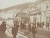 Folk vid järnvägsstation i Åre