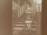 Granliden, Tisaren.
Bostadshus, en liten flicka på trappan till huset.
Maj Thermaenius