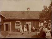 Kvinnor och barn vid stuga, 7/7 1913