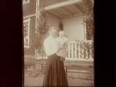 Lövön.
Bostadshus, en kvinna och en liten flicka framför huset.
Edith Nerell (född Thermaenius) med dottern Ingrid.