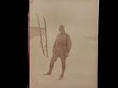 Mars 1920. Snöig man med skidor