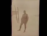 Mars 1920. Snöig man med skidor