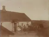 Samling framför ett hus