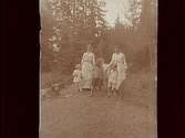 Två kvinnor, tre barn och en hund.
Gerda Thermaenius med barnen och barnsköterskan.
