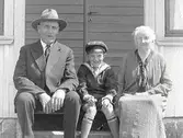 Familjebild. Snickaren Gustav Pettersson fotograferad tillsammans med fru? och barnbarn?