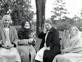 Tre damer och en flicka fotograferade utomhus. Fr v Härdis Lidholm (?), Charlotte (moster Charlotte) Abrahamnsdotter, Julia Lidholm, (?).