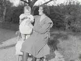 Edit Larsson med dottern Ingegerd Larsson fotograferade utomhus.