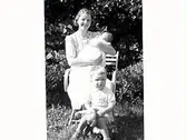 Familjebild. Fru Bergendahl och barnen fotograferade utomhus.