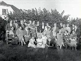 Släktbild från Svea Liljegrens 50-års dag. Bilden är tagen utomhus.