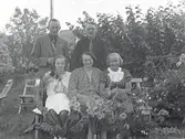 Svea Liljegrens 50-års dag. Sittande i mitten jubilaren Svea Liljegren med till vänster Ingeborg Liljegren och till höger Anna-Lisa Liljegren. Stående från vänster Gunnar Liljegren och Adolf Liljegren.