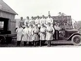 Personalgrupp. Tvååkers brandkårspersonal uppställda för fotografering utanför brandstationen. Brandmännen är: vid ratten plåtslagare Johan Johansson, brandkårschef, vid hans sida Åke Bengtsson, 
