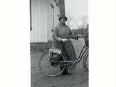 Lantbrevbäraren Sissidora Blom med sin cykel lastad med post.