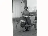 Lantbrevbäraren Sissidora Blom med sin cykel lastad med post.