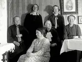 Moster Charlotte fyller 79 år. Sittande fr v Lovisa Svensson (gift med Lars Svensson, Älvängen), Julia Lidholm, Charlotte Abrahamsdotter.  Stående  Valborg och Signe (Linder).