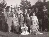 En grupp kvinnor och flickor fotograferade i en trädgård omkring 1936. 1 Junis Hammar, 2 Albertina Wallenius, 3 ?, 4 ?, 5 Anna Nilsson, 6 ?, 7 ? , 8 ?, 9 Gerda Svensson, 10 Elin Rosenqvist, 11 Svea Liljegren, 12 Malin Caspersson, 13 ?, 14 Ingeborg Liljegren, 15 Anna Larsson.