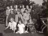 En grupp kvinnor och flickor fotograferade i en trädgård omkring 1936.