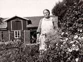 Anna Andersson fotograferad utomhus på gården till sitt hem, Fastarp 2. 1940 ca.