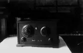 Radio, framsidan.
Erik Theon Olssons första hemtillverkade radio med rör.