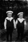 Två pojkar i sjömanskostym.