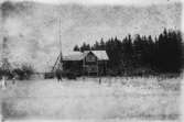 Bostadshus, en man framför huset.
Hagalund, Erik Theon Olssons hem, en vinter på 1930-talet.