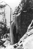 Västra Vitsandsbergets krön, isstalaktiter.
Vinterbild.
9 mars 1945.