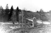 Gränssten  öster om Hovaån, ca 200 meter söder om Värpet.
10 mars 1945.